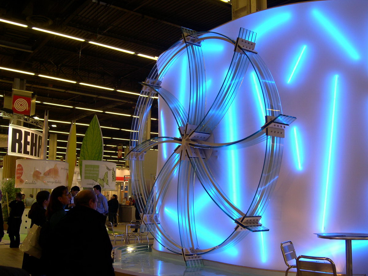 Mulino in acciaio e vetro per lo stand Batimat
